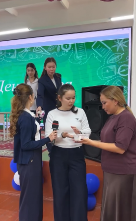 В рамках празднования Дня лицея учащиеся 9-х классов представили на сцене защиту своих профилей, проявив креативность, уверенность и командный дух.