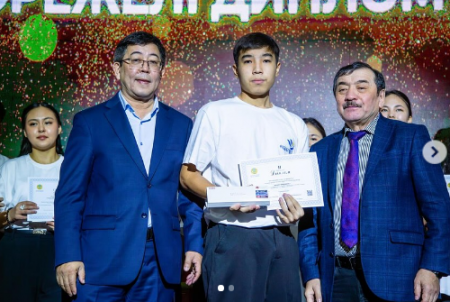 Мектебіміздің мақтанышы – Махан Бағдәулет шығармашыл оқушылар арасында өткен «Ақберен» республикалық өнер байқауында үздік өнер көрсетіп, ІІ дәрежелі дипломмен марапатталды! 🏆✨