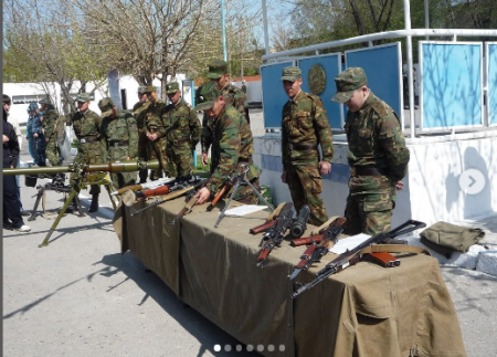 10-сынып оқушылары әскери бөлім 6506 ұйымдастырған Ашық есік күніне қатысты. Шараға баруды АӘД пәнінің мұғалімі В.Е. Феодоров ұйымдастырды.